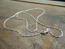 Срібні ланцюжки (112 фото): жіночі моделі на шию і на руку зі срібла з позолотою, 925 проби з кульками, як їх вибрати