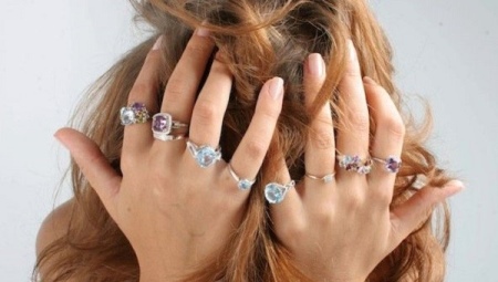 Срібне кільце з фианитом (69 фото): моделі з чорними та зеленими фіанітами з срібла, аметистом і кільце-доріжка з емаллю