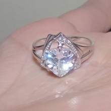 Срібне кільце з фианитом (69 фото): моделі з чорними та зеленими фіанітами з срібла, аметистом і кільце-доріжка з емаллю