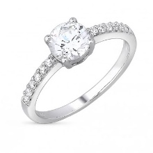 Срібне кільце з фианитом (69 фото): моделі з чорними та зеленими фіанітами з срібла, аметистом і кільце-доріжка з емаллю