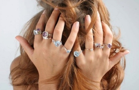 Срібне кільце з фианитом (69 фото): моделі з чорними та зеленими фіанітами з срібла, аметистом і кільце-доріжка з емаллю