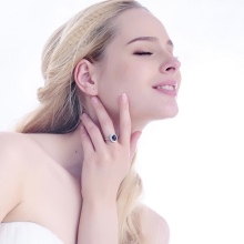 Срібне кільце з фианитом (69 фото): моделі з чорними та зеленими фіанітами з срібла, аметистом і кільце-доріжка з емаллю