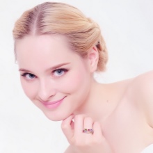 Срібне кільце з фианитом (69 фото): моделі з чорними та зеленими фіанітами з срібла, аметистом і кільце-доріжка з емаллю