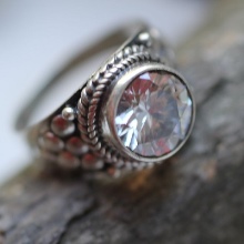 Срібне кільце з фианитом (69 фото): моделі з чорними та зеленими фіанітами з срібла, аметистом і кільце-доріжка з емаллю