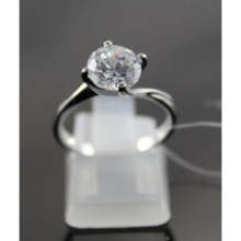 Срібне кільце з фианитом (69 фото): моделі з чорними та зеленими фіанітами з срібла, аметистом і кільце-доріжка з емаллю