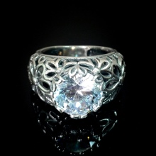 Срібне кільце з фианитом (69 фото): моделі з чорними та зеленими фіанітами з срібла, аметистом і кільце-доріжка з емаллю