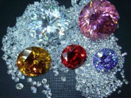 Срібне кільце з фианитом (69 фото): моделі з чорними та зеленими фіанітами з срібла, аметистом і кільце-доріжка з емаллю