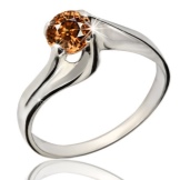 Срібне кільце з фианитом (69 фото): моделі з чорними та зеленими фіанітами з срібла, аметистом і кільце-доріжка з емаллю