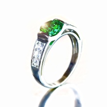 Срібне кільце з фианитом (69 фото): моделі з чорними та зеленими фіанітами з срібла, аметистом і кільце-доріжка з емаллю