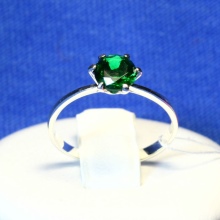 Срібне кільце з фианитом (69 фото): моделі з чорними та зеленими фіанітами з срібла, аметистом і кільце-доріжка з емаллю