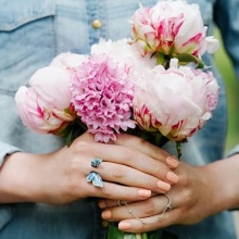 Срібне кільце з фианитом (69 фото): моделі з чорними та зеленими фіанітами з срібла, аметистом і кільце-доріжка з емаллю