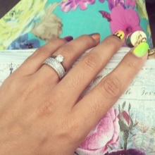 Срібне кільце з фианитом (69 фото): моделі з чорними та зеленими фіанітами з срібла, аметистом і кільце-доріжка з емаллю