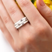 Срібне кільце з фианитом (69 фото): моделі з чорними та зеленими фіанітами з срібла, аметистом і кільце-доріжка з емаллю