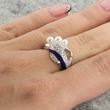 Срібне кільце з фианитом (69 фото): моделі з чорними та зеленими фіанітами з срібла, аметистом і кільце-доріжка з емаллю