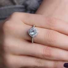 Срібне кільце з фианитом (69 фото): моделі з чорними та зеленими фіанітами з срібла, аметистом і кільце-доріжка з емаллю