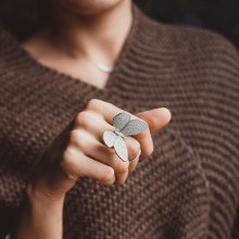 Срібне кільце з фианитом (69 фото): моделі з чорними та зеленими фіанітами з срібла, аметистом і кільце-доріжка з емаллю