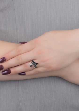 Срібне кільце з фианитом (69 фото): моделі з чорними та зеленими фіанітами з срібла, аметистом і кільце-доріжка з емаллю