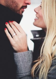 Срібне кільце з фианитом (69 фото): моделі з чорними та зеленими фіанітами з срібла, аметистом і кільце-доріжка з емаллю