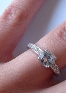 Срібне кільце з фианитом (69 фото): моделі з чорними та зеленими фіанітами з срібла, аметистом і кільце-доріжка з емаллю