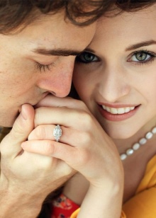 Срібне кільце з фианитом (69 фото): моделі з чорними та зеленими фіанітами з срібла, аметистом і кільце-доріжка з емаллю