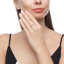 Срібне кільце з фианитом (69 фото): моделі з чорними та зеленими фіанітами з срібла, аметистом і кільце-доріжка з емаллю