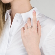 Срібне кільце з фианитом (69 фото): моделі з чорними та зеленими фіанітами з срібла, аметистом і кільце-доріжка з емаллю