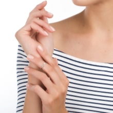 Срібне кільце з фианитом (69 фото): моделі з чорними та зеленими фіанітами з срібла, аметистом і кільце-доріжка з емаллю