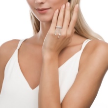 Срібне кільце з фианитом (69 фото): моделі з чорними та зеленими фіанітами з срібла, аметистом і кільце-доріжка з емаллю