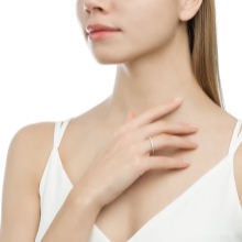 Срібне кільце з фианитом (69 фото): моделі з чорними та зеленими фіанітами з срібла, аметистом і кільце-доріжка з емаллю