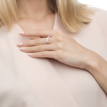 Срібне кільце з фианитом (69 фото): моделі з чорними та зеленими фіанітами з срібла, аметистом і кільце-доріжка з емаллю