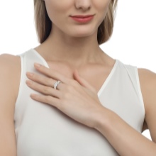 Срібне кільце з фианитом (69 фото): моделі з чорними та зеленими фіанітами з срібла, аметистом і кільце-доріжка з емаллю