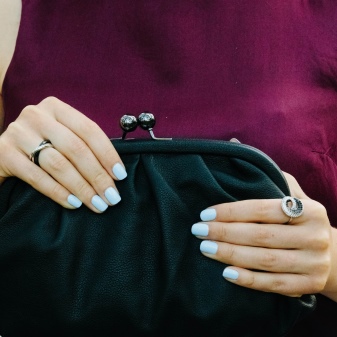 Срібне кільце з фианитом (69 фото): моделі з чорними та зеленими фіанітами з срібла, аметистом і кільце-доріжка з емаллю