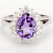 Срібне кільце з фианитом (69 фото): моделі з чорними та зеленими фіанітами з срібла, аметистом і кільце-доріжка з емаллю