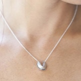 Срібний кулон (69 фото): моделі з смарагдом і з аметистом для жінок, у вигляді дракона або лисиці і оберіг з сапфіром