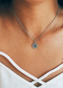 Срібний кулон (69 фото): моделі з смарагдом і з аметистом для жінок, у вигляді дракона або лисиці і оберіг з сапфіром