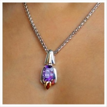 Срібний кулон (69 фото): моделі з смарагдом і з аметистом для жінок, у вигляді дракона або лисиці і оберіг з сапфіром