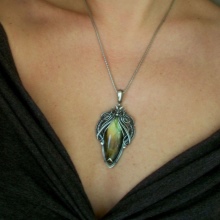 Срібний кулон (69 фото): моделі з смарагдом і з аметистом для жінок, у вигляді дракона або лисиці і оберіг з сапфіром