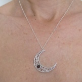 Срібний кулон (69 фото): моделі з смарагдом і з аметистом для жінок, у вигляді дракона або лисиці і оберіг з сапфіром