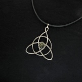 Срібний кулон (69 фото): моделі з смарагдом і з аметистом для жінок, у вигляді дракона або лисиці і оберіг з сапфіром