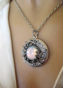 Срібний кулон (69 фото): моделі з смарагдом і з аметистом для жінок, у вигляді дракона або лисиці і оберіг з сапфіром