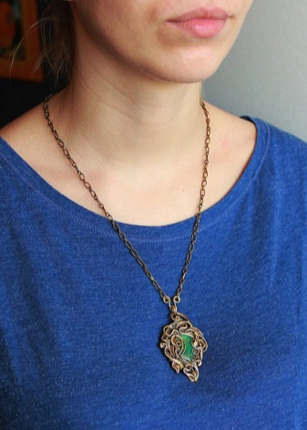 Срібний кулон (69 фото): моделі з смарагдом і з аметистом для жінок, у вигляді дракона або лисиці і оберіг з сапфіром