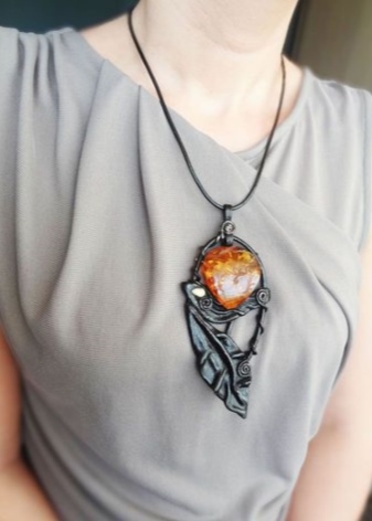 Срібний кулон (69 фото): моделі з смарагдом і з аметистом для жінок, у вигляді дракона або лисиці і оберіг з сапфіром