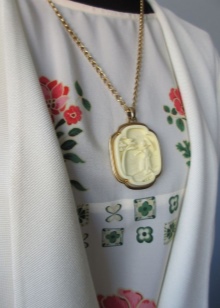 Срібний кулон (69 фото): моделі з смарагдом і з аметистом для жінок, у вигляді дракона або лисиці і оберіг з сапфіром