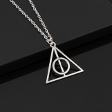 Срібний кулон (69 фото): моделі з смарагдом і з аметистом для жінок, у вигляді дракона або лисиці і оберіг з сапфіром