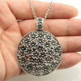 Срібний кулон (69 фото): моделі з смарагдом і з аметистом для жінок, у вигляді дракона або лисиці і оберіг з сапфіром