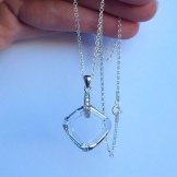 Срібний кулон (69 фото): моделі з смарагдом і з аметистом для жінок, у вигляді дракона або лисиці і оберіг з сапфіром