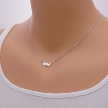 Срібний кулон (69 фото): моделі з смарагдом і з аметистом для жінок, у вигляді дракона або лисиці і оберіг з сапфіром