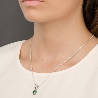 Срібний кулон (69 фото): моделі з смарагдом і з аметистом для жінок, у вигляді дракона або лисиці і оберіг з сапфіром