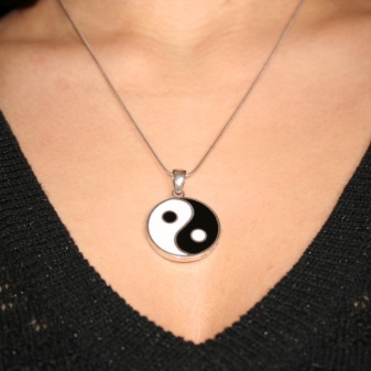 Срібний кулон (69 фото): моделі з смарагдом і з аметистом для жінок, у вигляді дракона або лисиці і оберіг з сапфіром