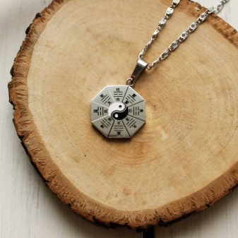 Срібний кулон (69 фото): моделі з смарагдом і з аметистом для жінок, у вигляді дракона або лисиці і оберіг з сапфіром